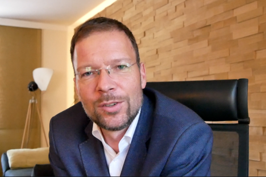 Der Oberbürgermeister schaut in die Kamera