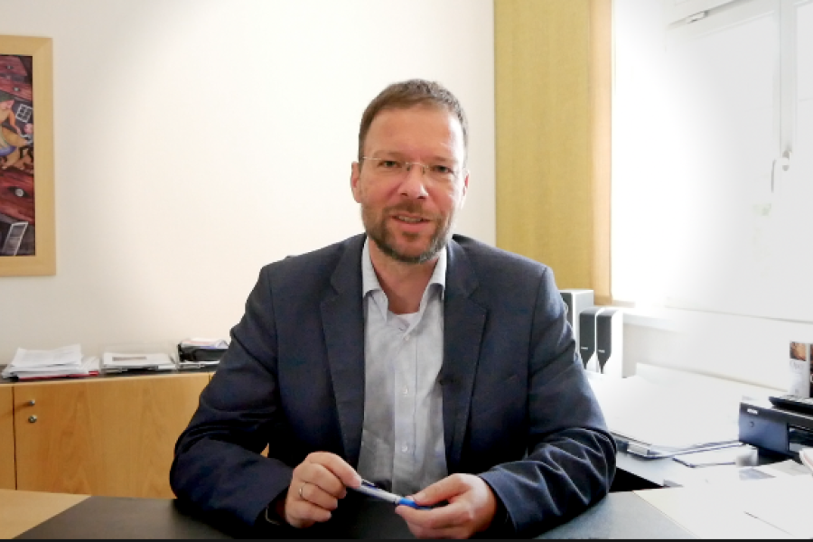 Der Oberbürgermeister schaut in die Kamera