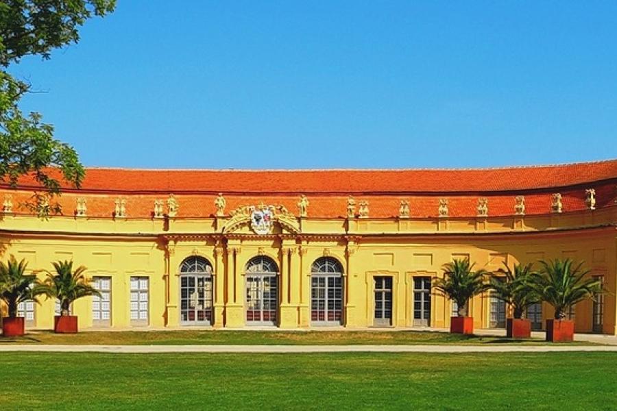 Die Orangerie in Erlangen (ein gelber einstöckiger Palast)