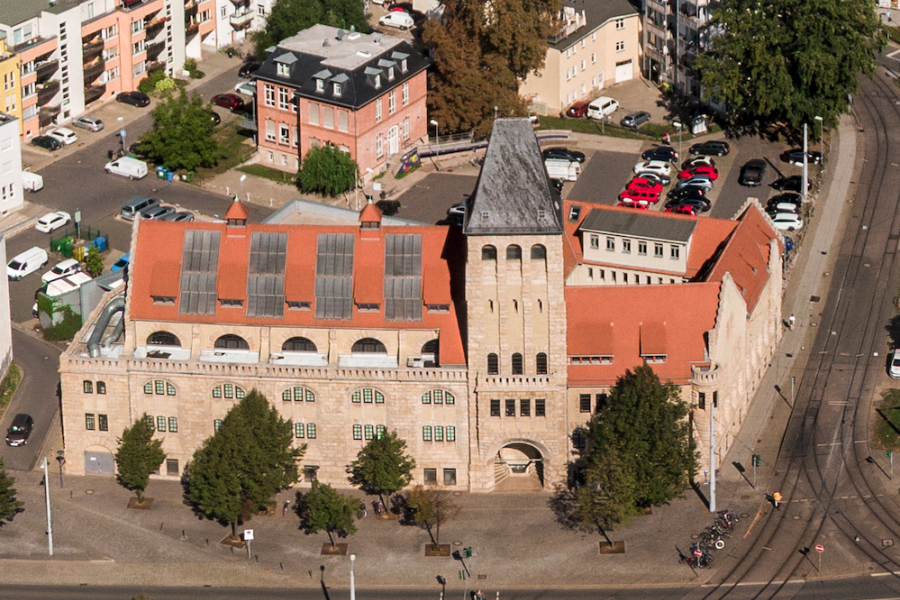 Ein Gebäude in der Mitte der Stadt