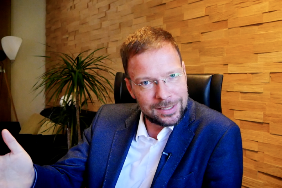 Ein Mann vor der Kamera 
