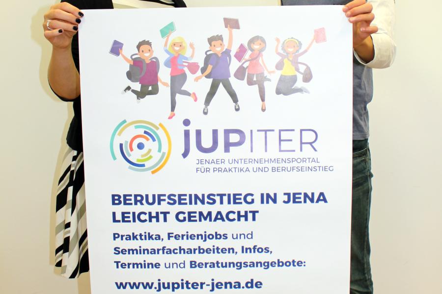 Projektleiterin Daniela Drilltzsch (l.) und der 14jährige Kilian präsentieren das Plakat zum JUPITER-Projekt.