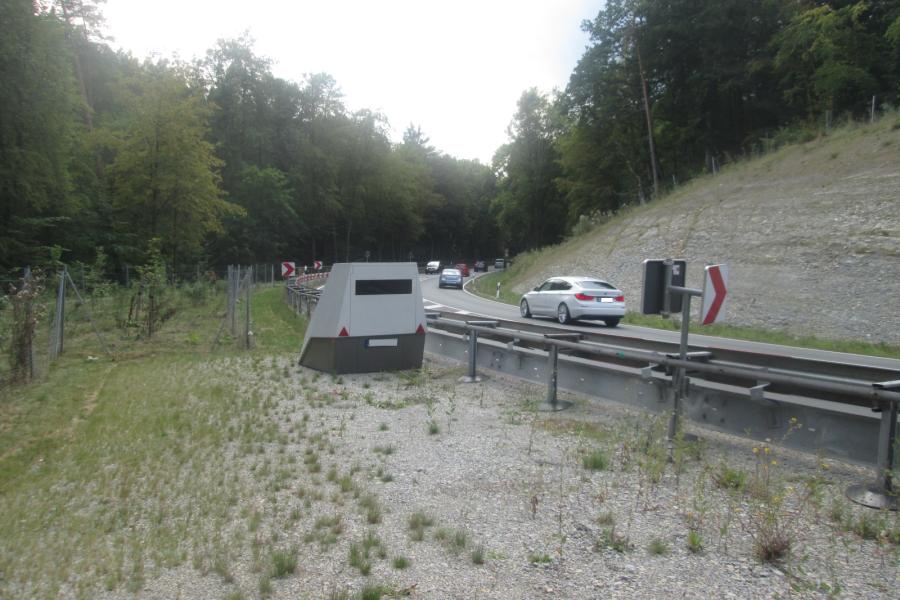 Der Panzerblitzer steht an der Straße in einer Kurve im Mühltal. Autos fahren vorbei.