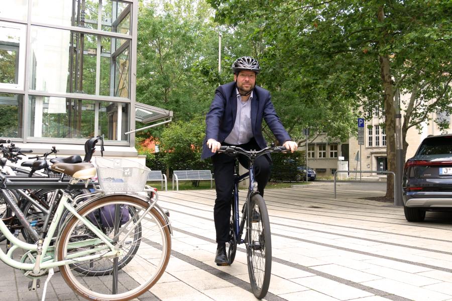 Ein Mann auf einem Fahrrad
