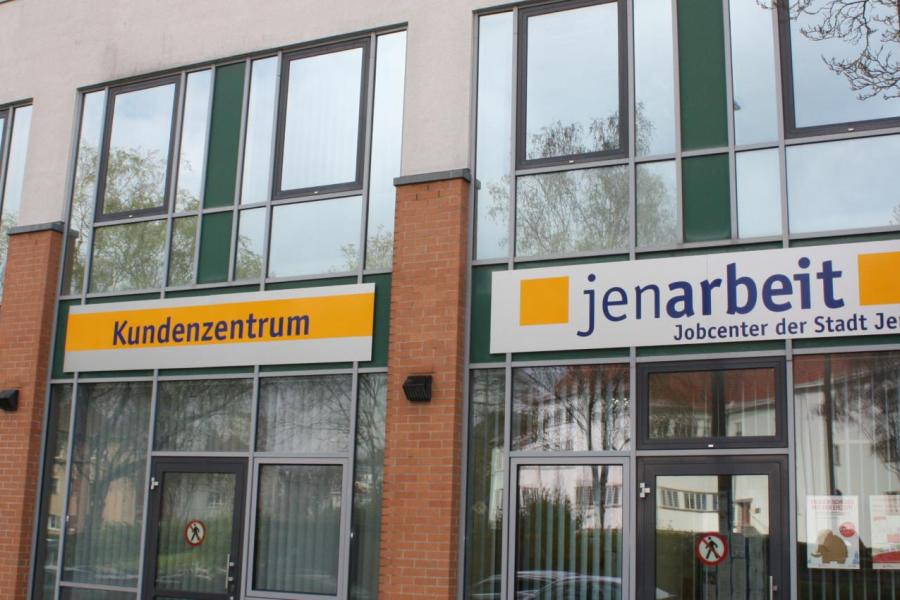 Blick auf die Fassade des Gebäudes der jenarbeit.