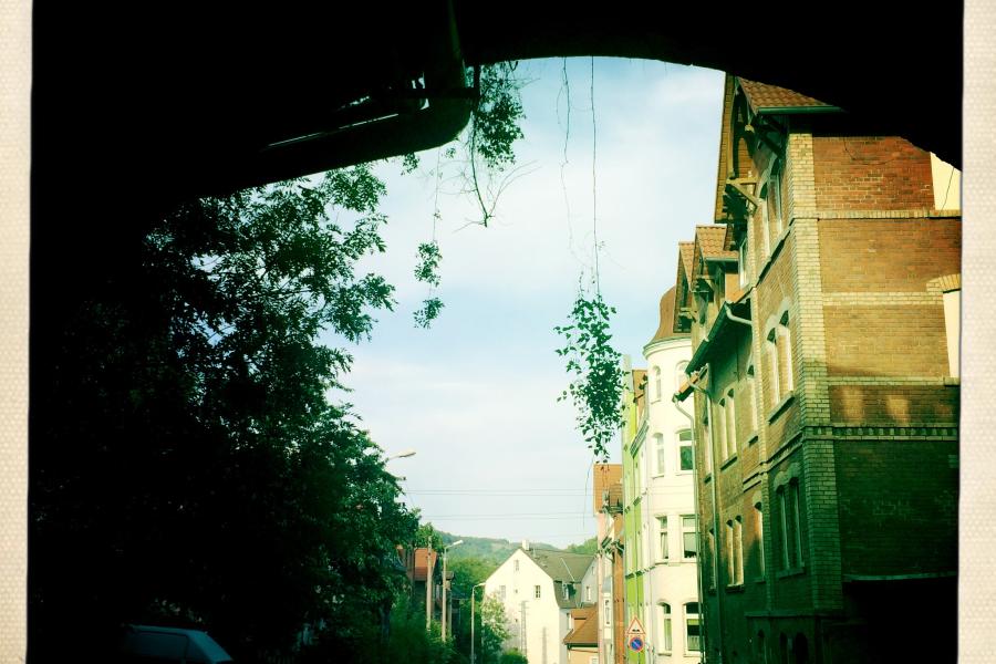 Eine Straße mit parkenden Autos