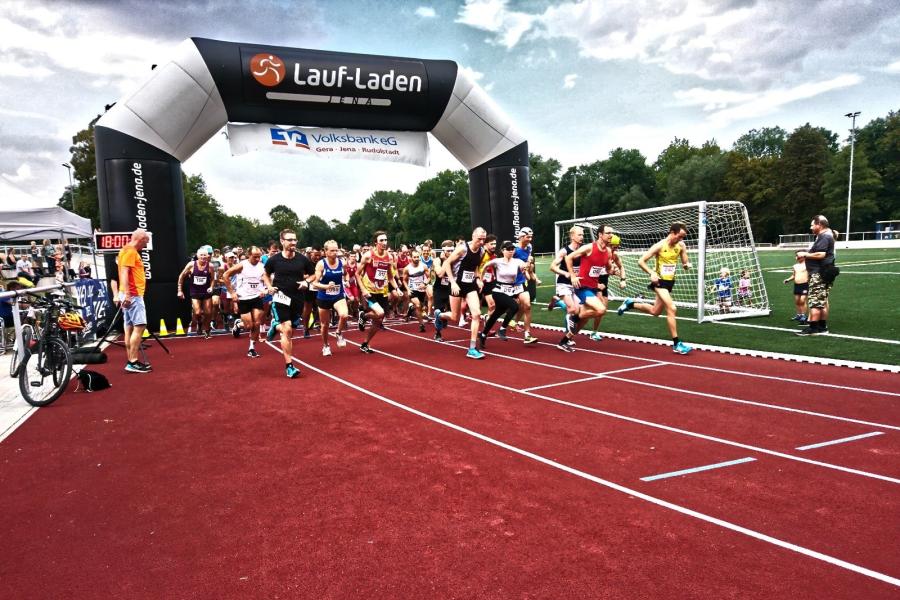 Viele Menschen starten zu einem Lauf