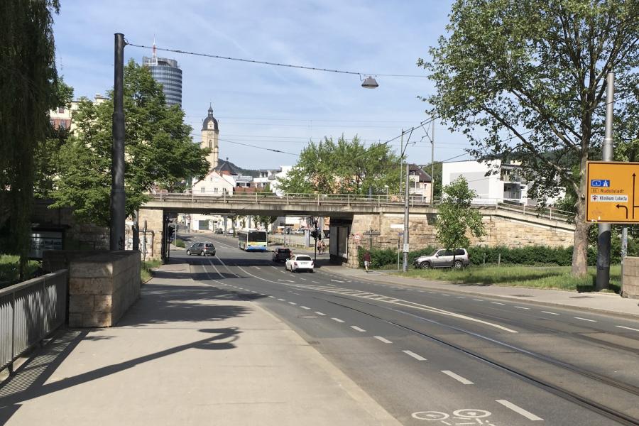 Autos fahren über die Camsdorfer Brücke. Im Hintergrund sieht man den Jentower.