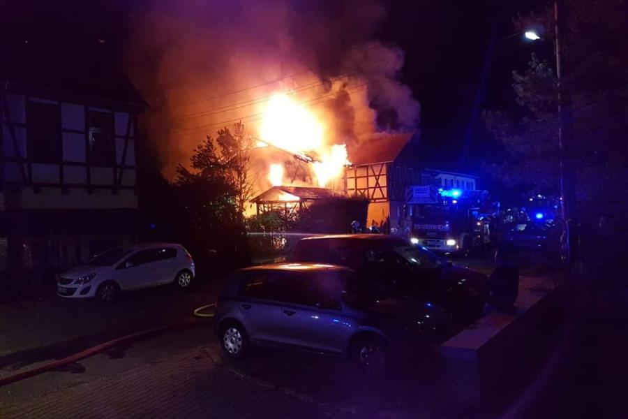 Ein Feuerstein mit Einsatzwagen der Feuerwehr