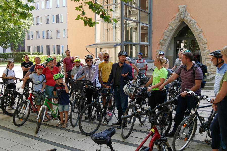 Viele Radler stehen mit ihren Rädern vor dem technischen Rathaus.