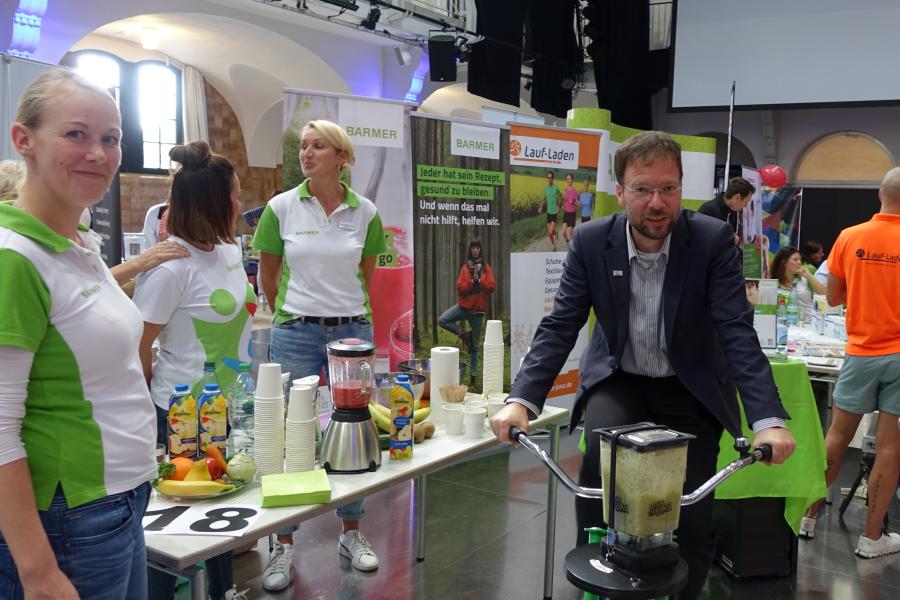 OB Nitzsche sitzt auf einem Standrat und betreibt so einen Smoothie-Maker.