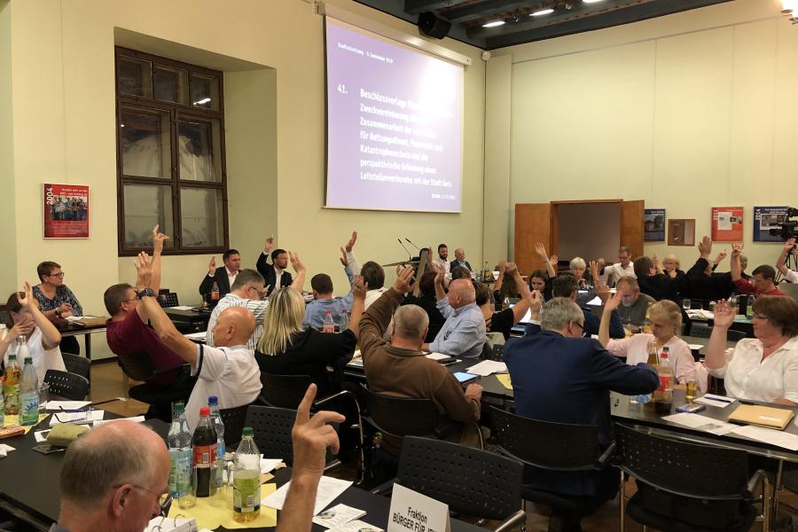 Eine Gruppe von Menschen, welche abstimmen