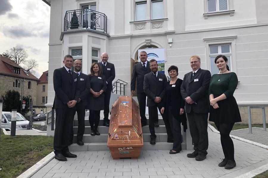 Menschen umringen einen Sarg