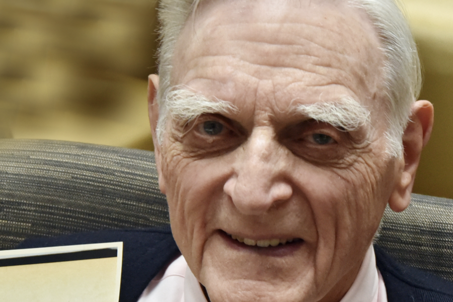Ein Senior schaut in die Kamera