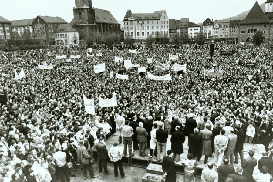 Eine Platz mit vielen Menschen
