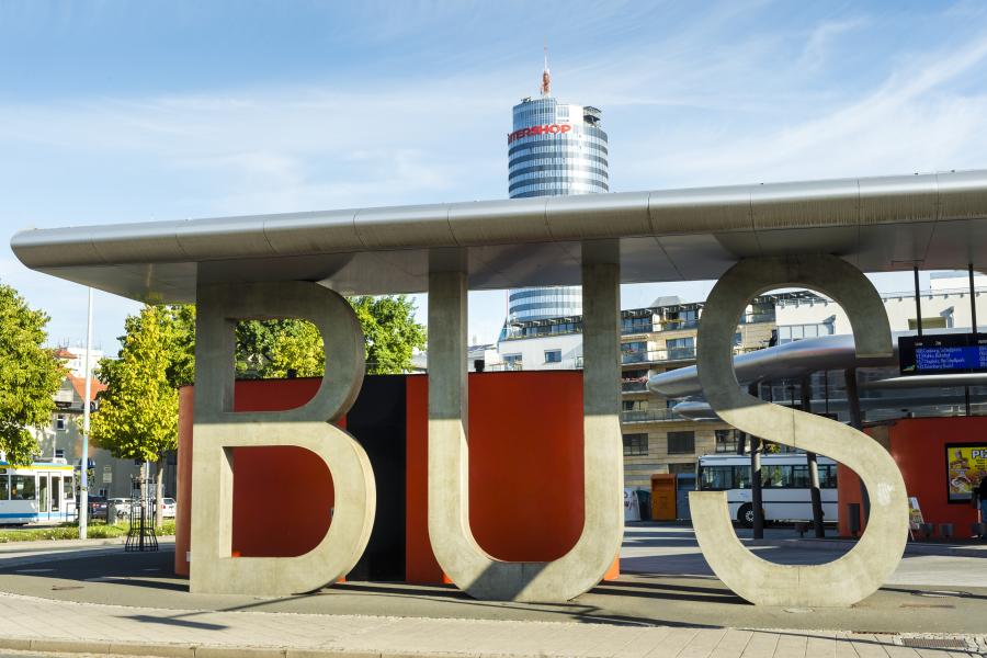 Eine Haltestelle mit dem Wort BUS im Vordergrund