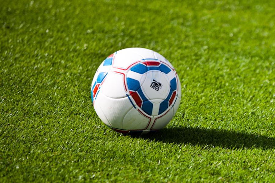 Ein Fußball auf einer Rasenfläche