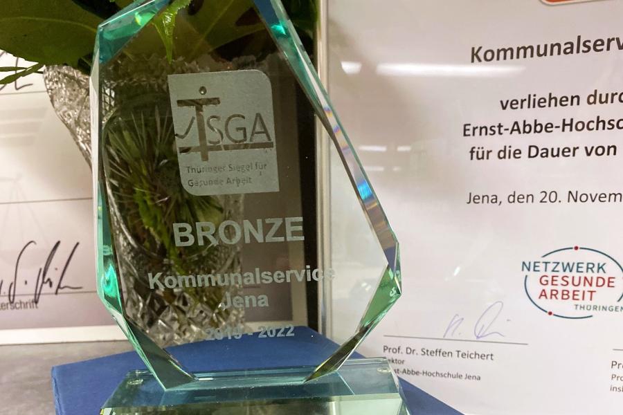 Eine Glasplastik mit der Aufschrift "Thüringer Siegel für gesunde Arbeit"
