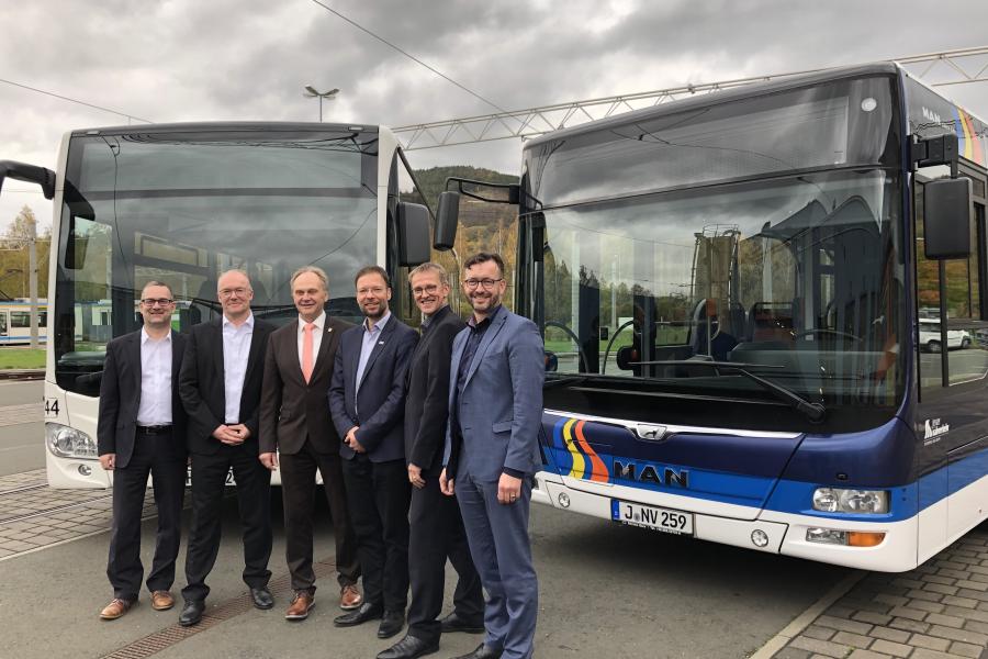5 Herren und zwei Busse
