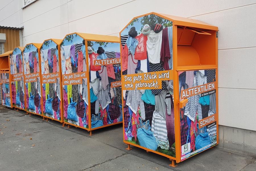Eine Reihe von Containern mit Aufdruck von Wäschestücken