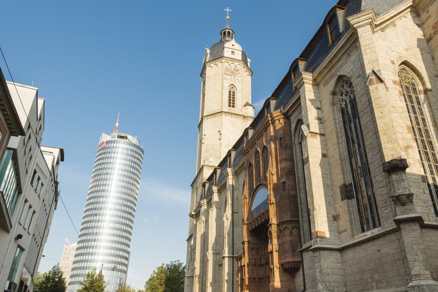 Rechts eine Kirche und in der Mitte ein Turm