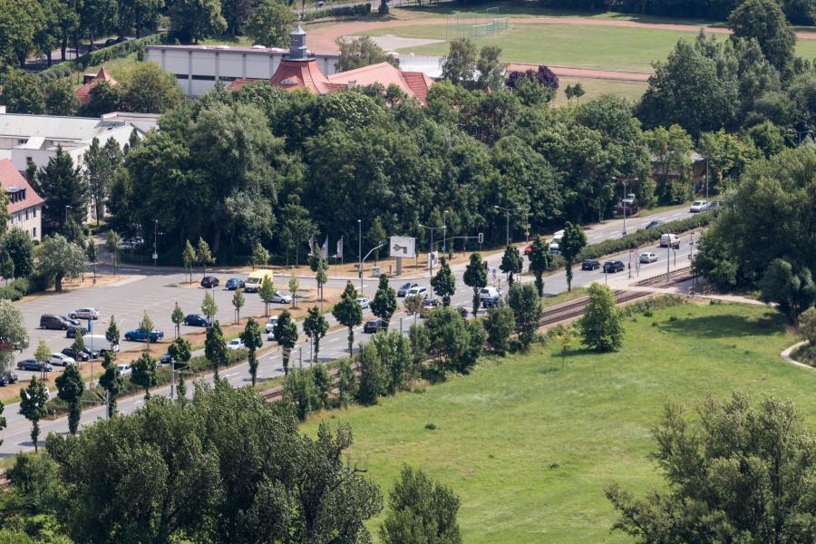 Eine Straße mit Autos