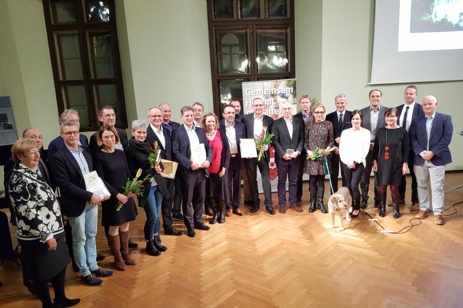 Eine große Gruppe von Menschen steht im Halbrund