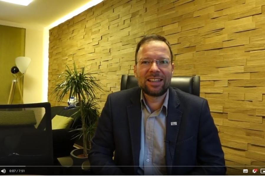 Video-Screenshot: OB hält seine Freitagsbotschaft.