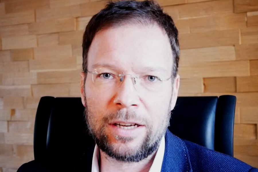 Ein Mann schaut in die Kamera