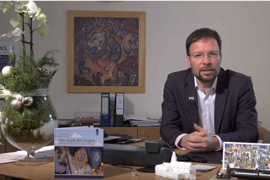 Video-Screenshot: OB sitzt an seinem Schreibtisch 