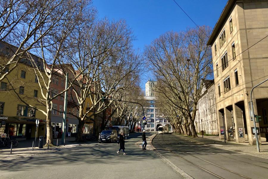 Eine Straße mit wenigen Passanten