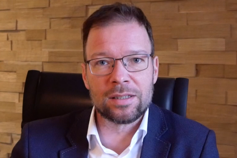 Der Oberbürgermeister schaut in die Kamera