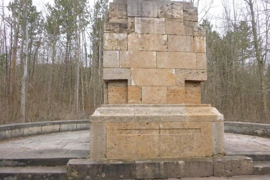 Ein Denkmal im Wald