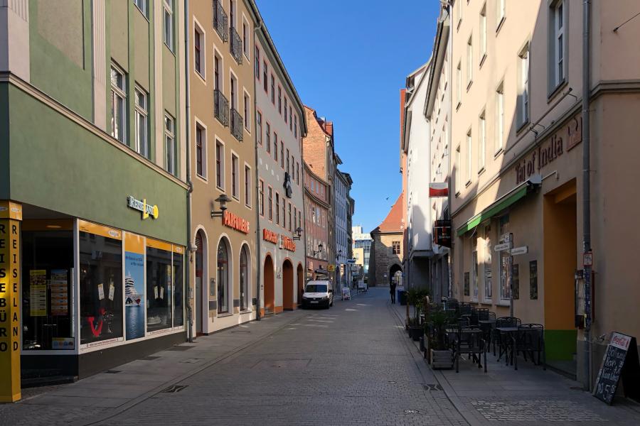 Eine leere Straße zum Rathaus