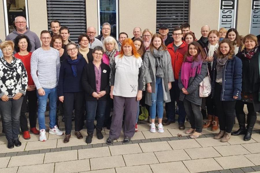 Viele Menschen schauen in die Kamera