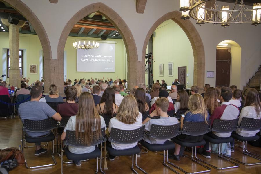 Viele Menschen in einem Raum