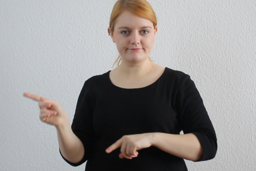 Eine Frau macht Gebärden