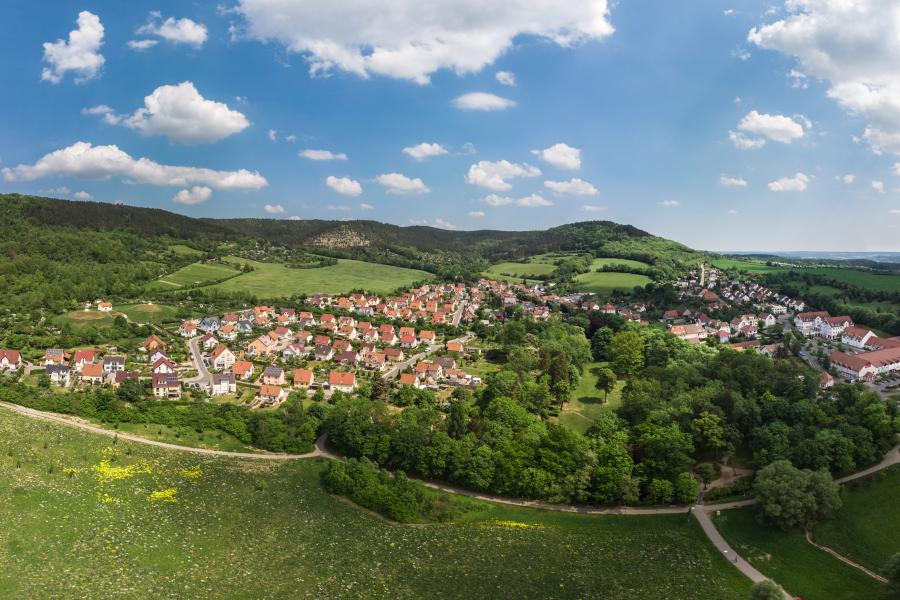 Ein Luftbild eines dörflichen Stadtteils