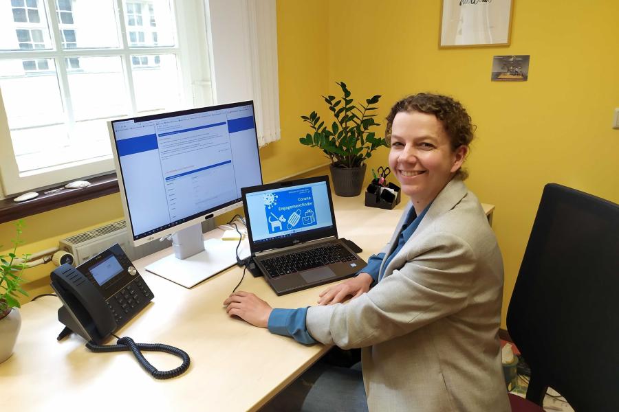 Eine Frau sitzt an einem Computer