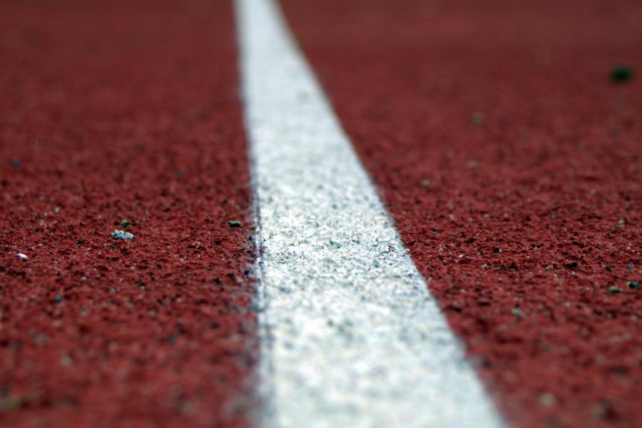 weiße Markierungslinie auf dem Boden eines Sportplatzes in Nahaufnahme