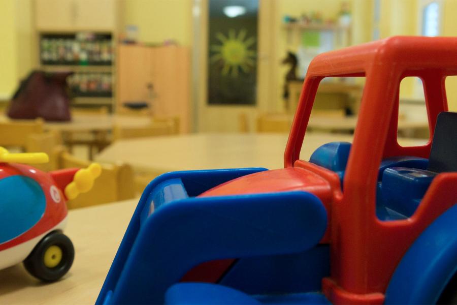 Spielzeug in einem leeren Kindergartenzimmer