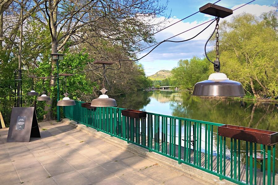 Eine leere Terrasse eines Cafés, im Hintergrund der Jenzig