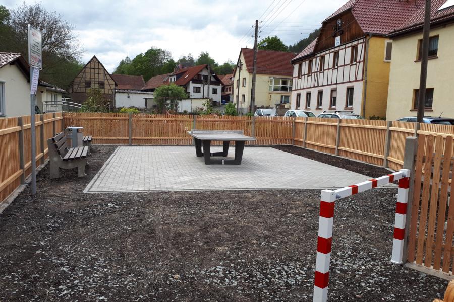 Eine Tischtennisplatte in dörflicher Umgebung