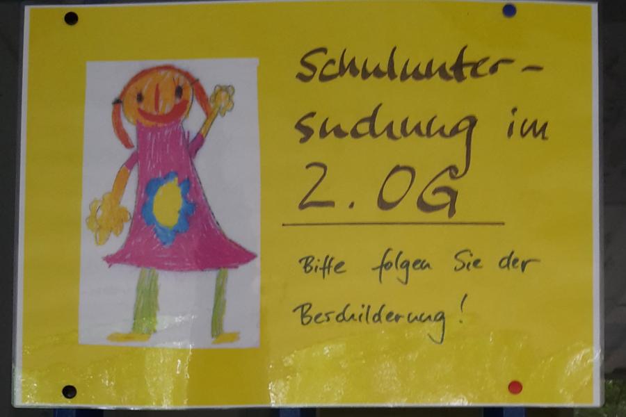Ein Schild mit dem Hinweis: Schuleingangsuntersuchungen im 2. Obergeschoss