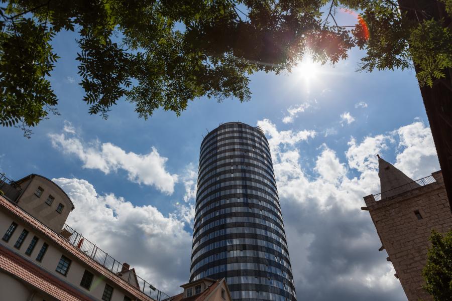 Blick auf den JenTower, das runde Hochhaus in Jena