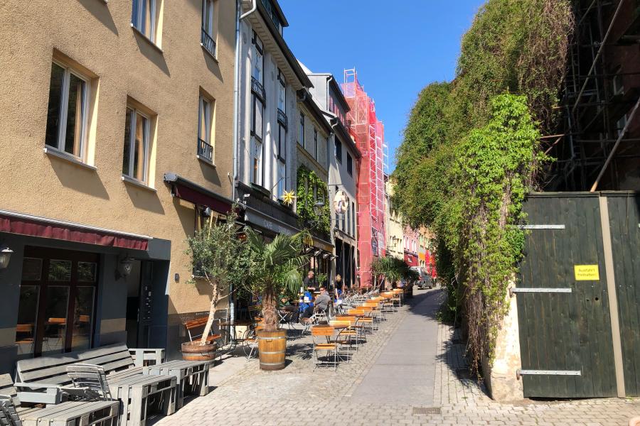Eine Straße mit Gastronomiebestuhlung