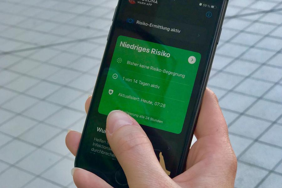 Eine Hand mit einem Mobiltelefon