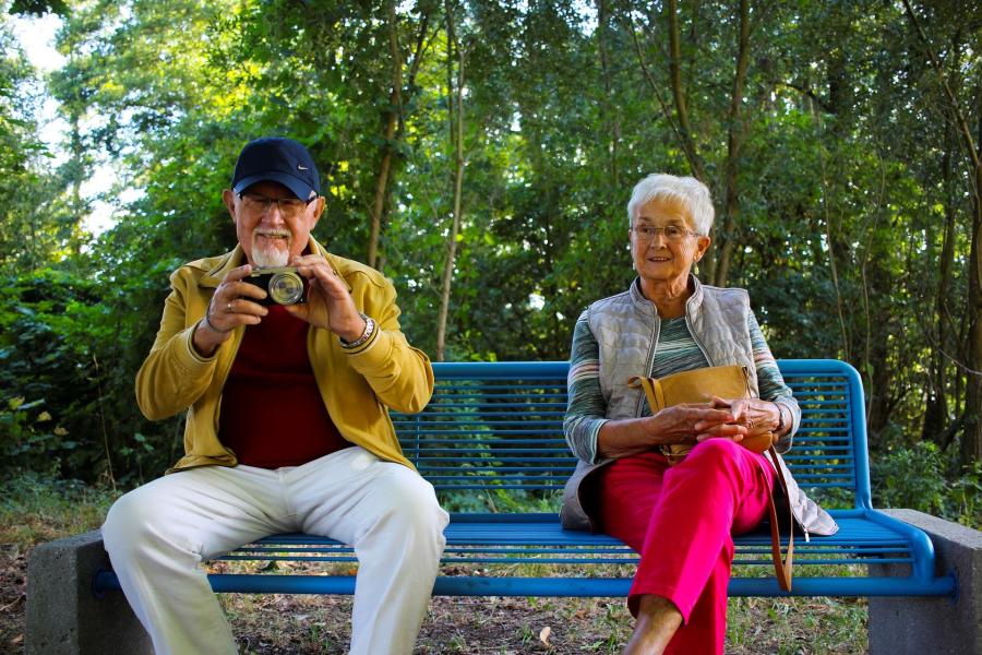 Zwei Seniorinnen sitzen auf einer Bank.