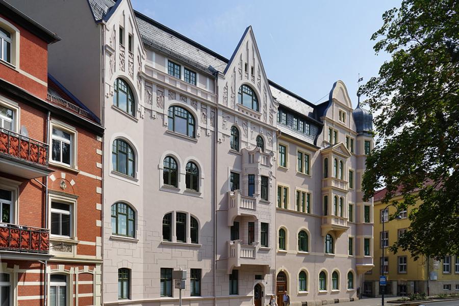 Ein Stadthaus mit restaurierter Fassade