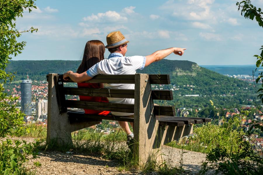 Zwei Menschen auf einer Bank